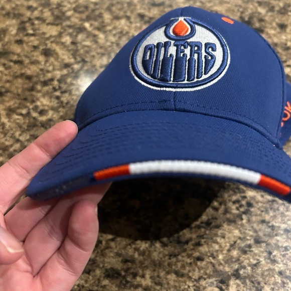 Reebok Oilers hat - Picture 2 of 8